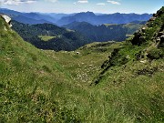 56 Non salgo sul Monte Tartano ma scendo da questo erboso ripido canalino per salire poi in Azzaredo